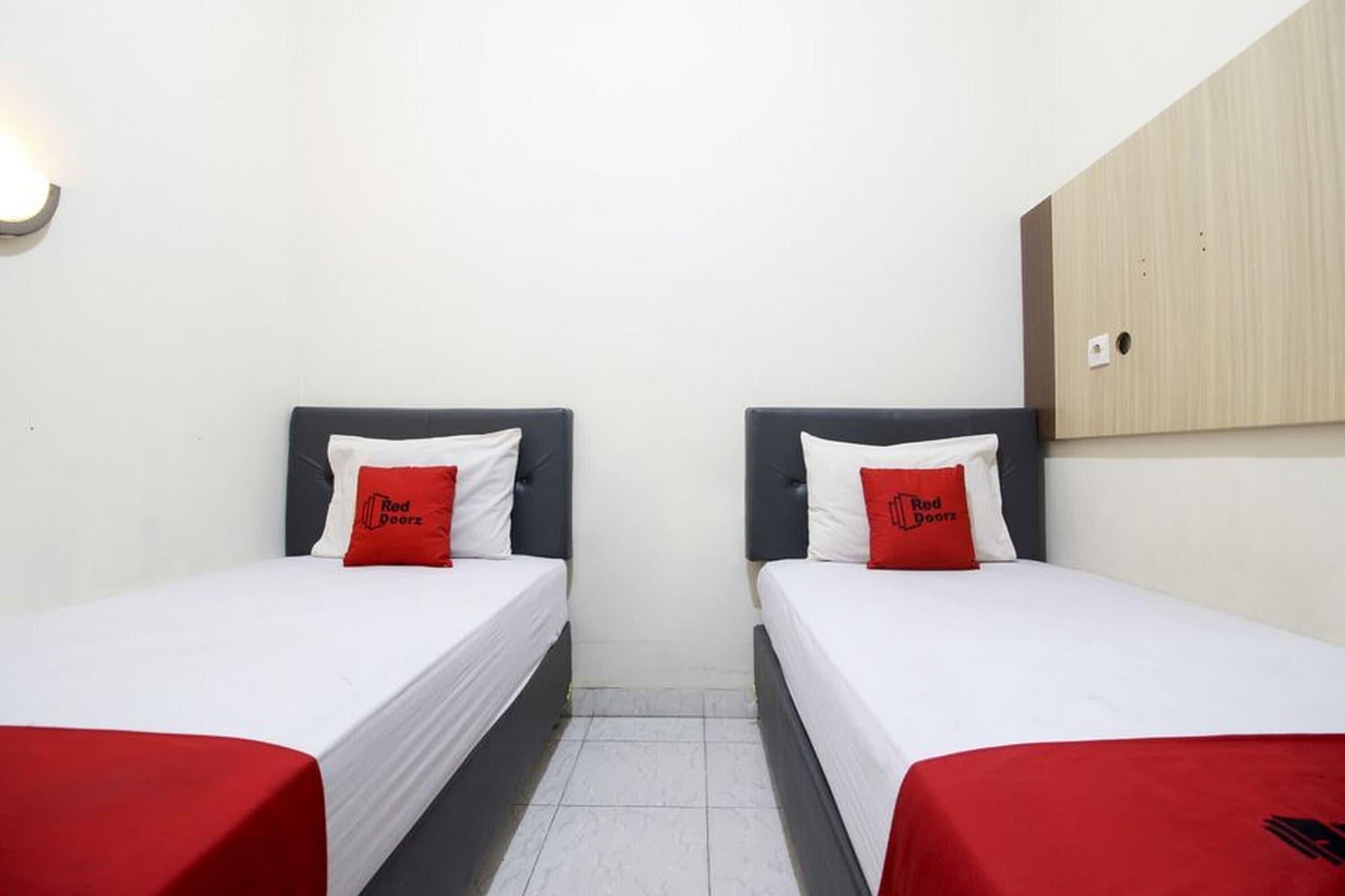 Reddoorz Plus Near Stadion Mandala Krida Yogyakarta Exterior photo