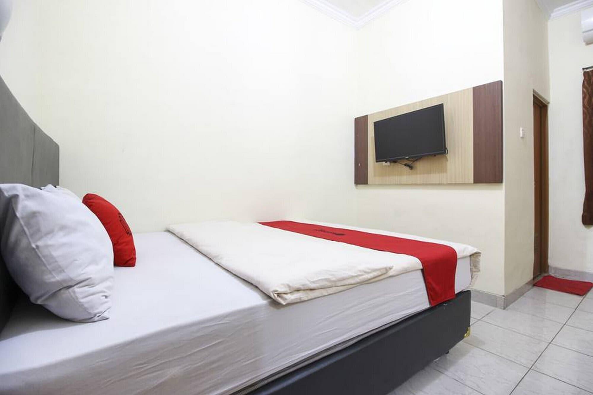 Reddoorz Plus Near Stadion Mandala Krida Yogyakarta Exterior photo