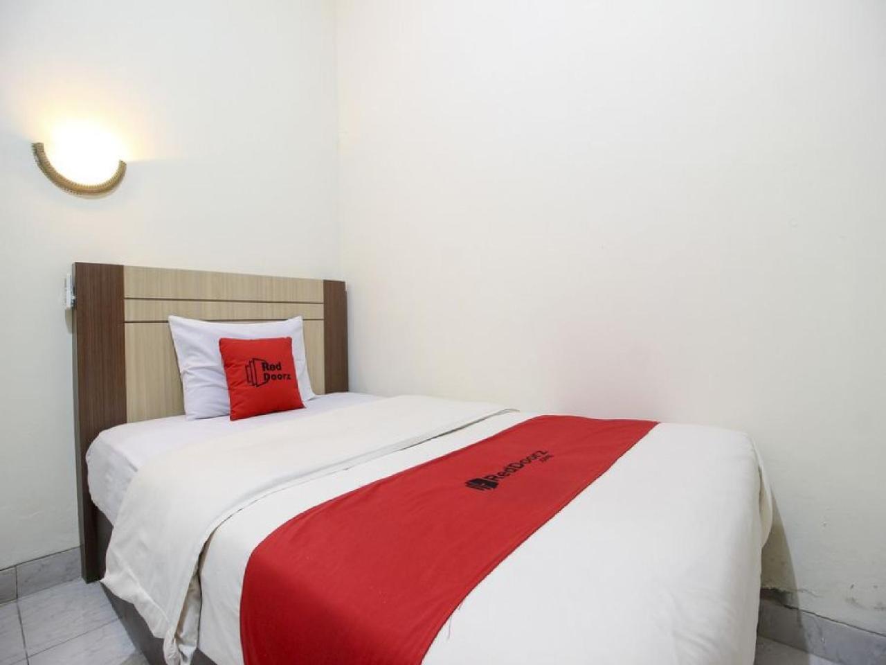 Reddoorz Plus Near Stadion Mandala Krida Yogyakarta Exterior photo