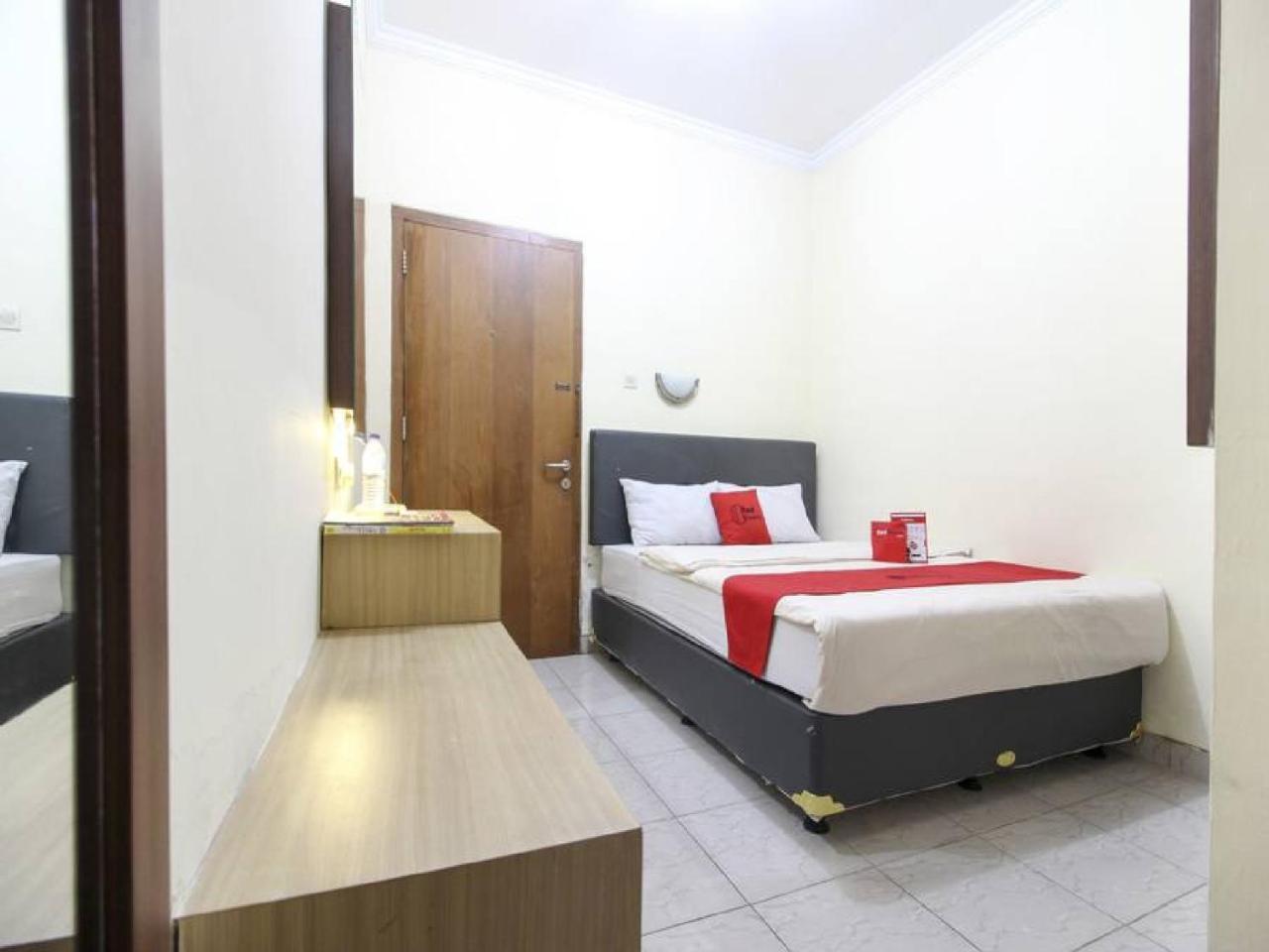 Reddoorz Plus Near Stadion Mandala Krida Yogyakarta Exterior photo